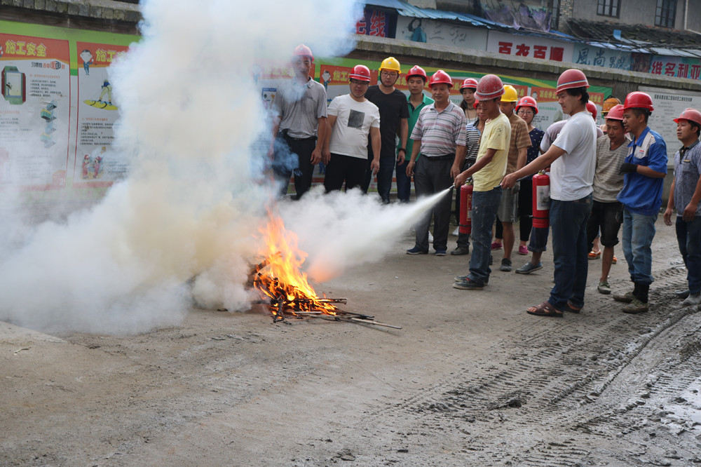 福建易順建筑工程有限公司“東升商城”工程2017年度《安全生產(chǎn)月》消防、救援應(yīng)急演練