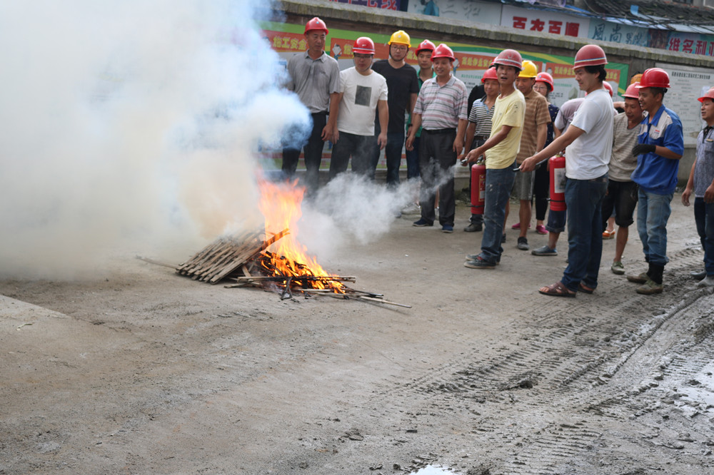 福建易順建筑工程有限公司“東升商城”工程2017年度《安全生產(chǎn)月》消防、救援應(yīng)急演練