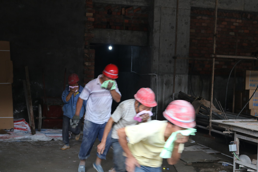 福建易順建筑工程有限公司“東升商城”工程2017年度《安全生產(chǎn)月》消防、救援應(yīng)急演練