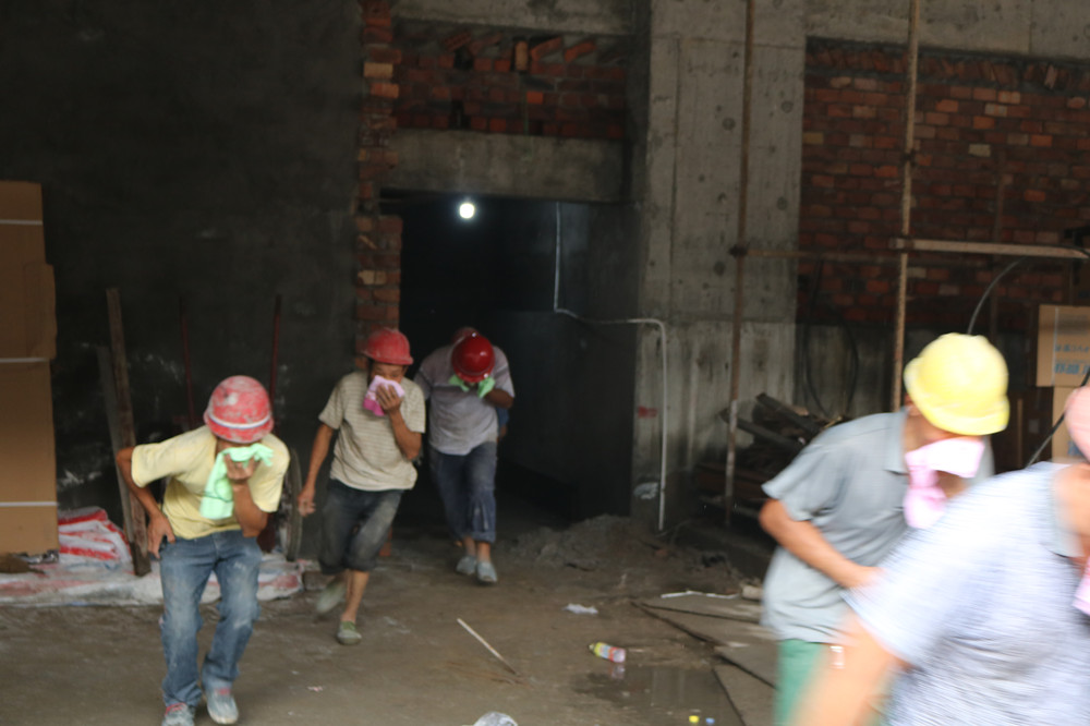 福建易順建筑工程有限公司“東升商城”工程2017年度《安全生產(chǎn)月》消防、救援應(yīng)急演練