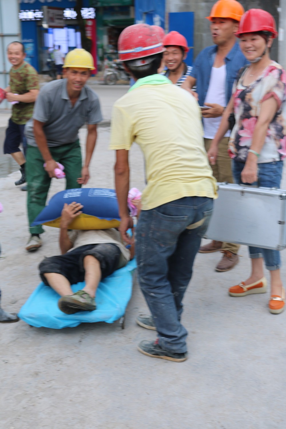 福建易順建筑工程有限公司“東升商城”工程2017年度《安全生產(chǎn)月》消防、救援應(yīng)急演練