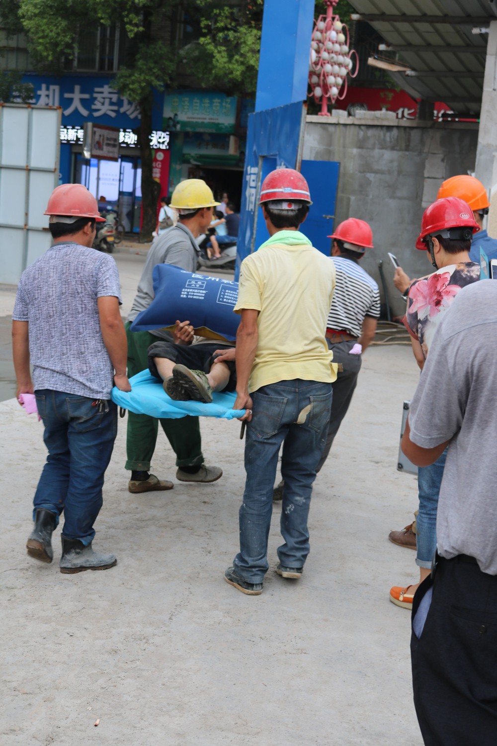福建易順建筑工程有限公司“東升商城”工程2017年度《安全生產(chǎn)月》消防、救援應(yīng)急演練
