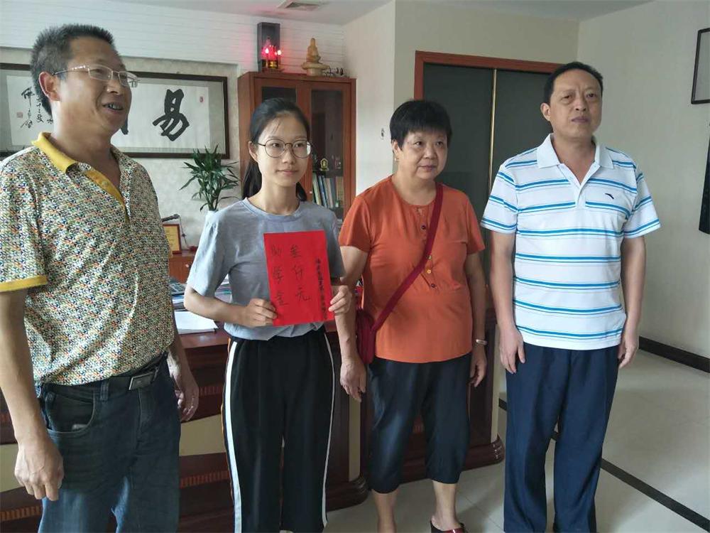 福建易順建筑工程有限公司2017年第一屆：“金秋助學(xué)，學(xué)子圓夢(mèng)，誠(chéng)信你我，感恩社會(huì)”