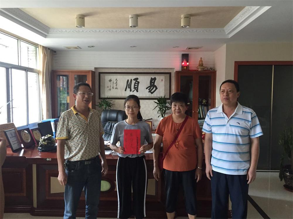 福建易順建筑工程有限公司2017年第一屆：“金秋助學(xué)，學(xué)子圓夢(mèng)，誠(chéng)信你我，感恩社會(huì)”