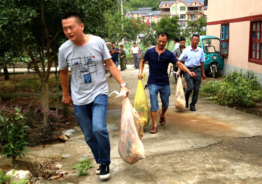 福建易順建筑工程有限公司“互動(dòng)聯(lián)動(dòng)、掛鉤幫扶”招沙甲村貧困戶捐贈(zèng)儀式