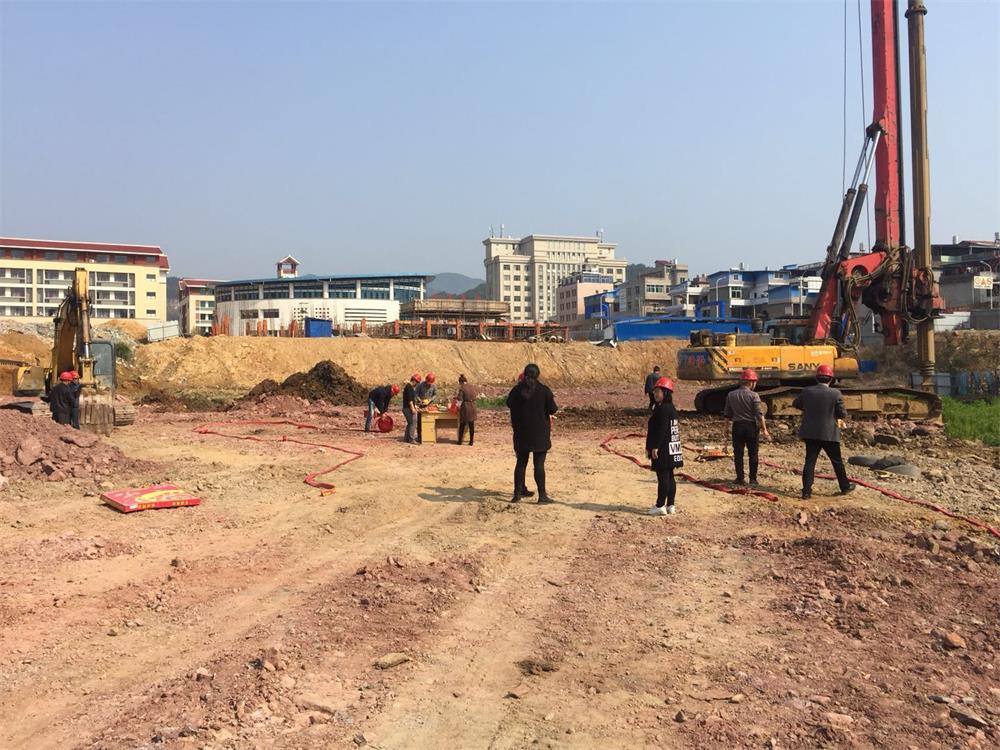 祝賀福建易順建筑工程有限公司承建的松溪縣工農(nóng)路農(nóng)貿(mào)市場及安置房綜合體項(xiàng)目工程開機(jī)儀式