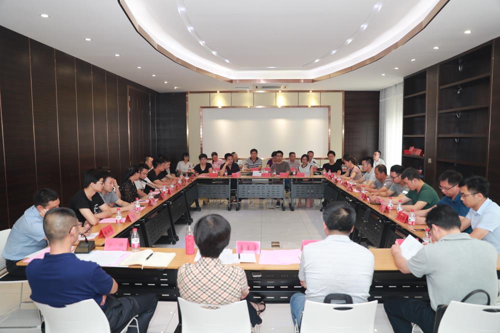 由（縣委常委、政法委書記）官雄主持、黃美萍（縣委書記）蘇建旗（縣長）參加“村企結(jié)對、真情幫扶”簽約授牌儀式、