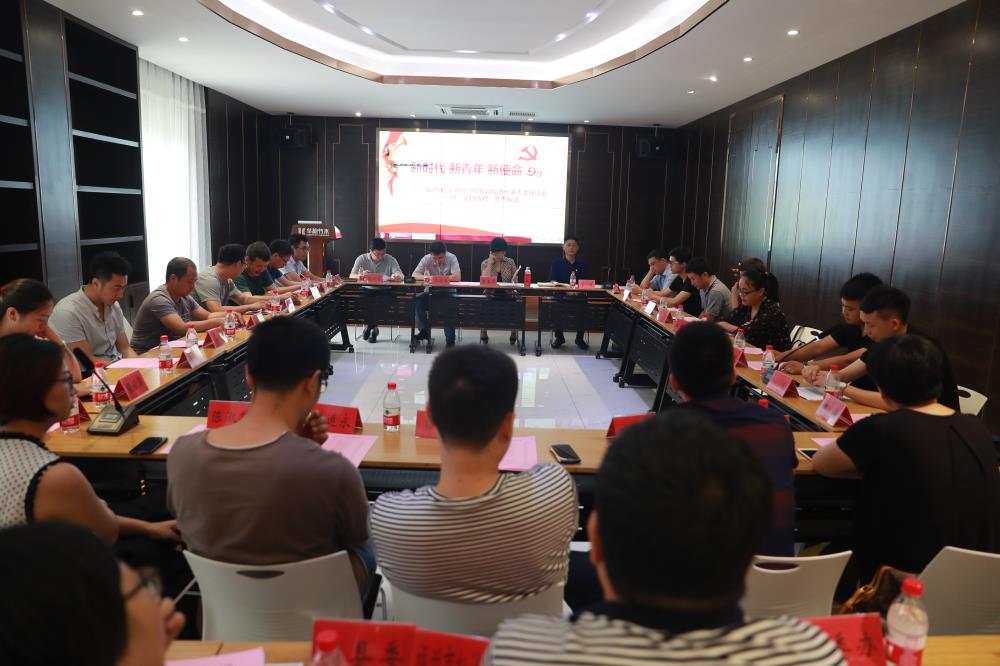 由（縣委常委、政法委書記）官雄主持、黃美萍（縣委書記）蘇建旗（縣長）參加“村企結(jié)對、真情幫扶”簽約授牌儀式、