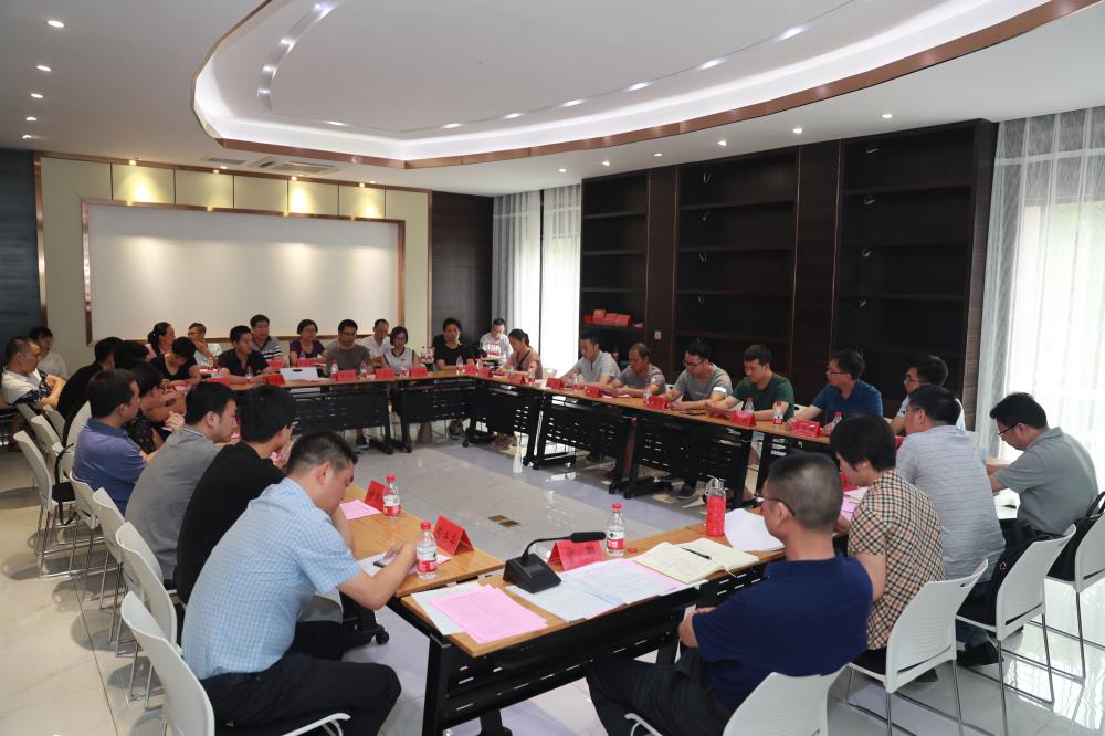 由（縣委常委、政法委書記）官雄主持、黃美萍（縣委書記）蘇建旗（縣長）參加“村企結(jié)對、真情幫扶”簽約授牌儀式、