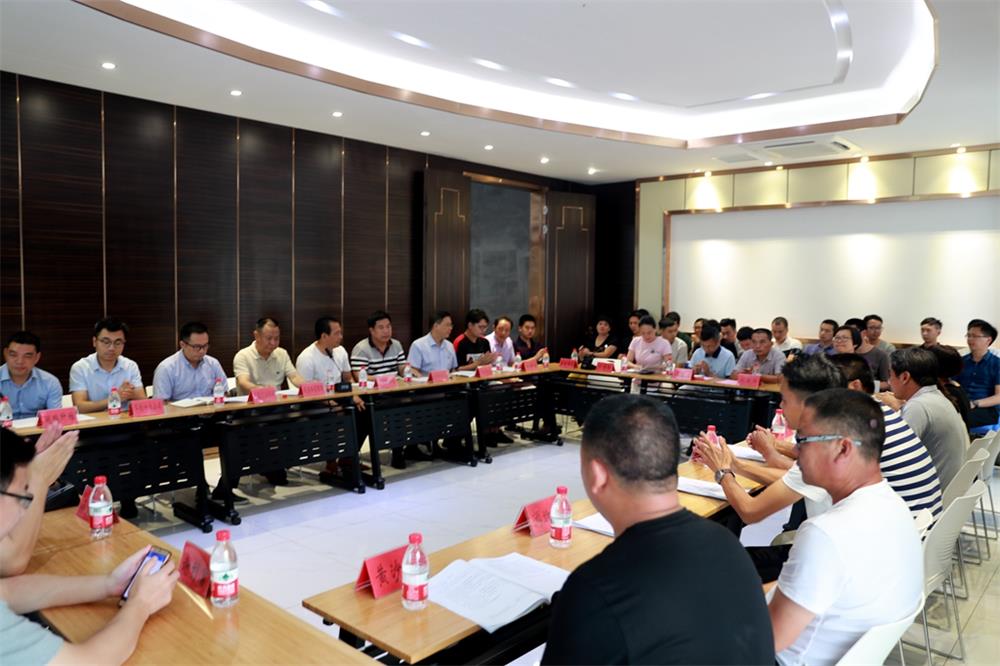 由（縣委常委、政法委書記）官雄主持、黃美萍（縣委書記）蘇建旗（縣長）參加“村企結(jié)對、真情幫扶”簽約授牌儀式、