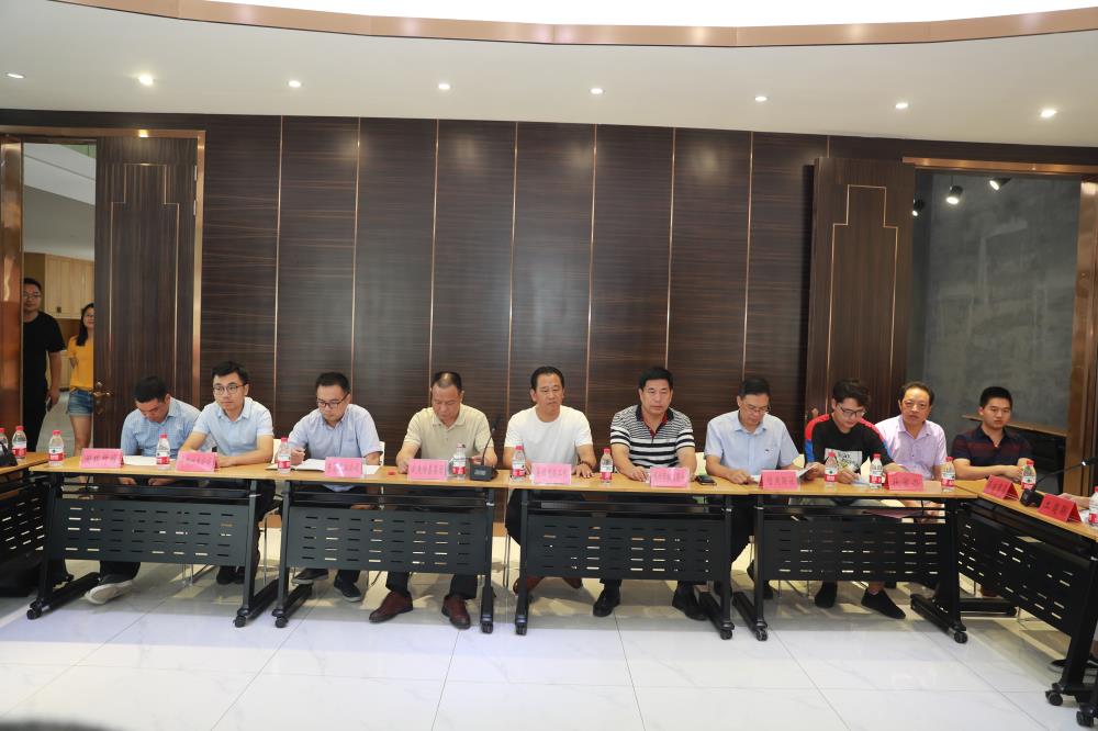 由（縣委常委、政法委書記）官雄主持、黃美萍（縣委書記）蘇建旗（縣長）參加“村企結(jié)對、真情幫扶”簽約授牌儀式、