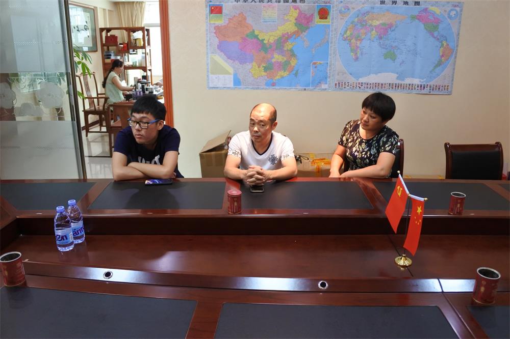 知識(shí)改變?nèi)说拿\(yùn)，公司職工子女考上大學(xué) 單位頒發(fā)助學(xué)金