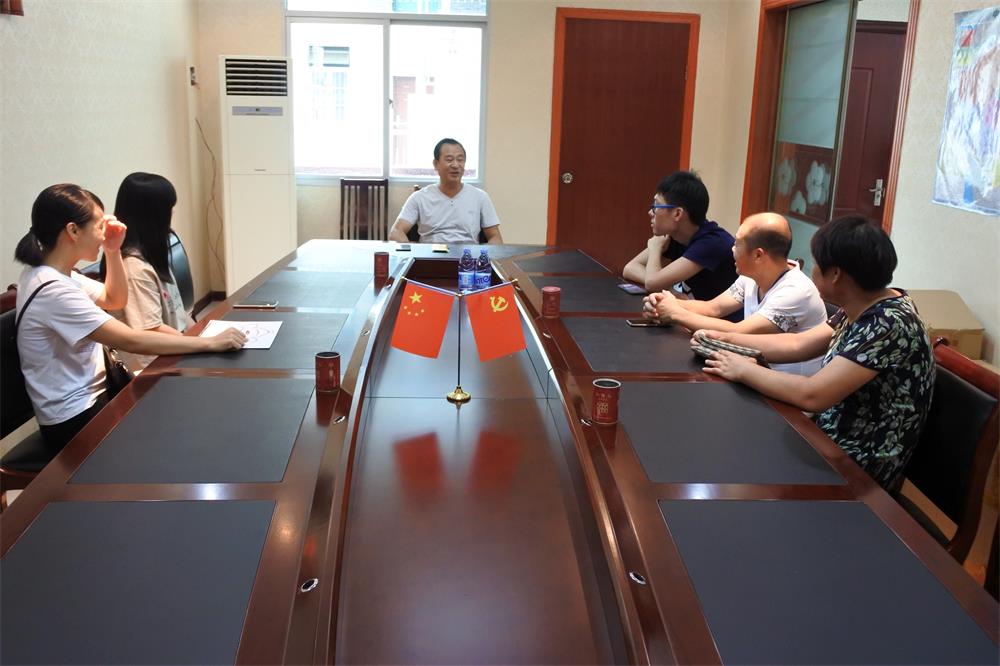 知識(shí)改變?nèi)说拿\(yùn)，公司職工子女考上大學(xué) 單位頒發(fā)助學(xué)金