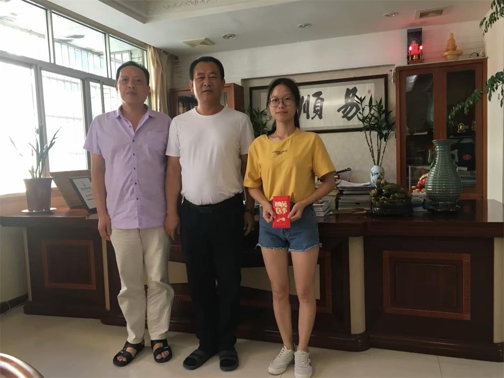 知識(shí)改變?nèi)说拿\(yùn)，公司職工子女考上大學(xué) 單位頒發(fā)助學(xué)金