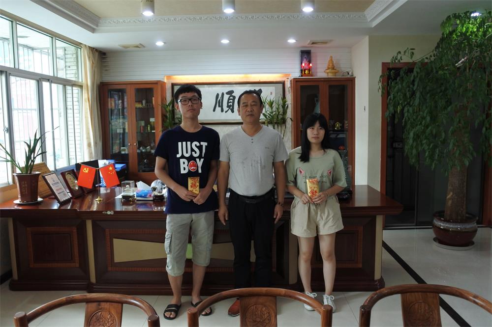 知識(shí)改變?nèi)说拿\(yùn)，公司職工子女考上大學(xué) 單位頒發(fā)助學(xué)金