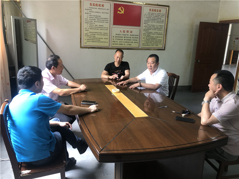 縣企聯(lián)會常務副會長、秘書長、松源商會會長李易順帶隊走訪企業(yè)