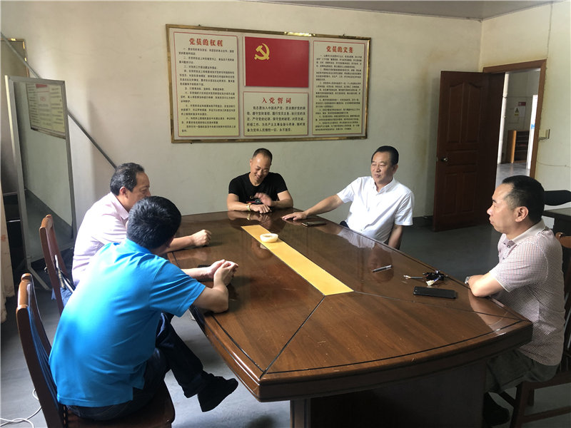 縣企聯(lián)會常務副會長、秘書長、松源商會會長李易順帶隊走訪企業(yè)