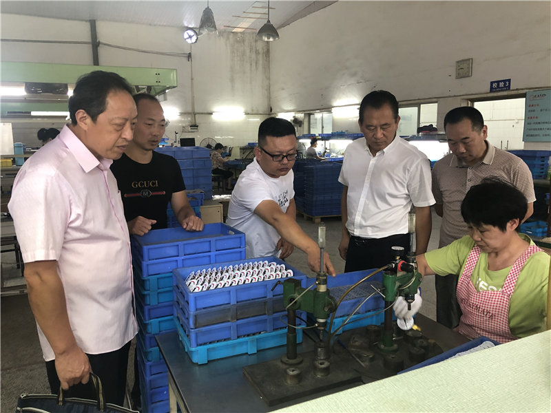 縣企聯(lián)會常務副會長、秘書長、松源商會會長李易順帶隊走訪企業(yè)