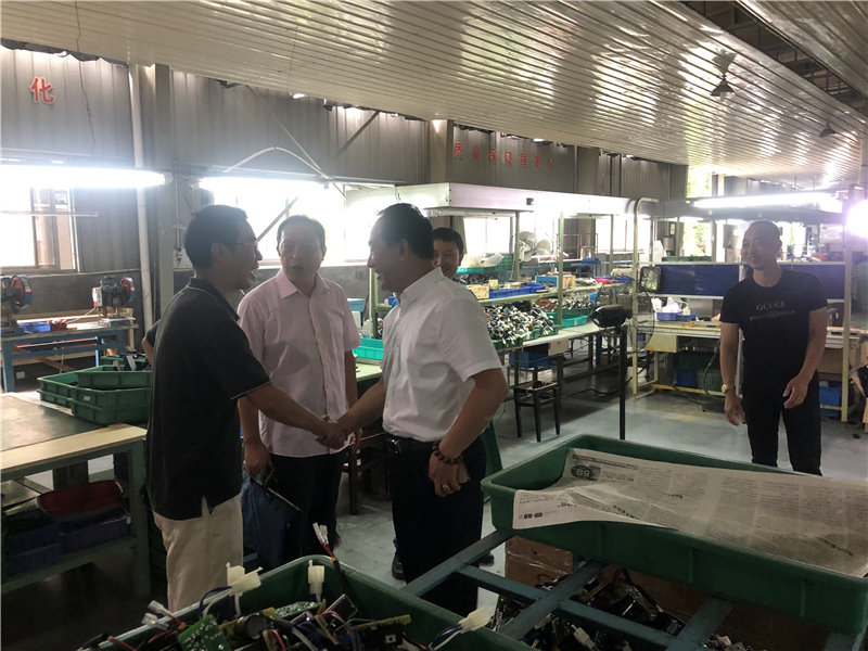 縣企聯(lián)會常務副會長、秘書長、松源商會會長李易順帶隊走訪企業(yè)