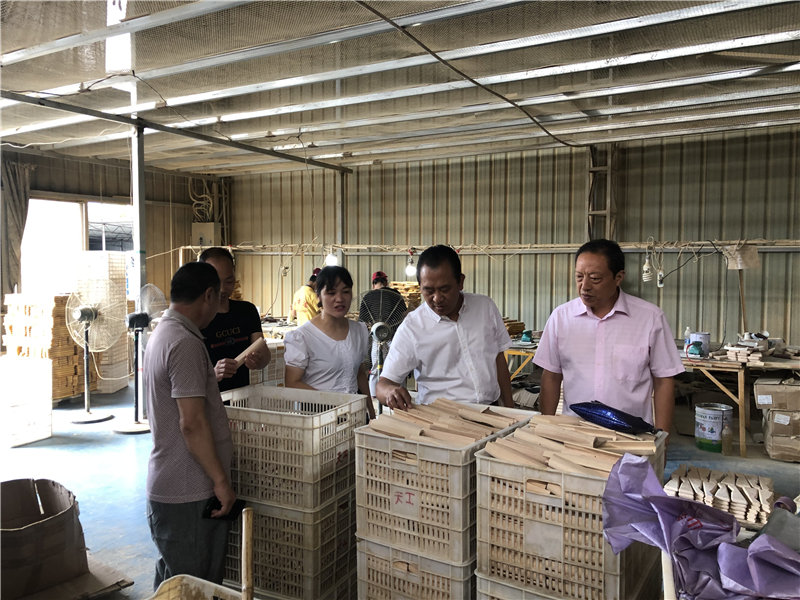 縣企聯(lián)會常務副會長、秘書長、松源商會會長李易順帶隊走訪企業(yè)