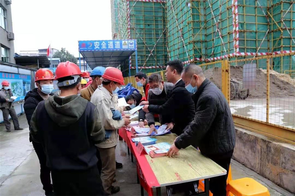 工農(nóng)路農(nóng)貿(mào)市場及安置房綜合體項目部攜手松溪縣總工會、司法局聯(lián)合開展農(nóng)民工公益法律服務行動