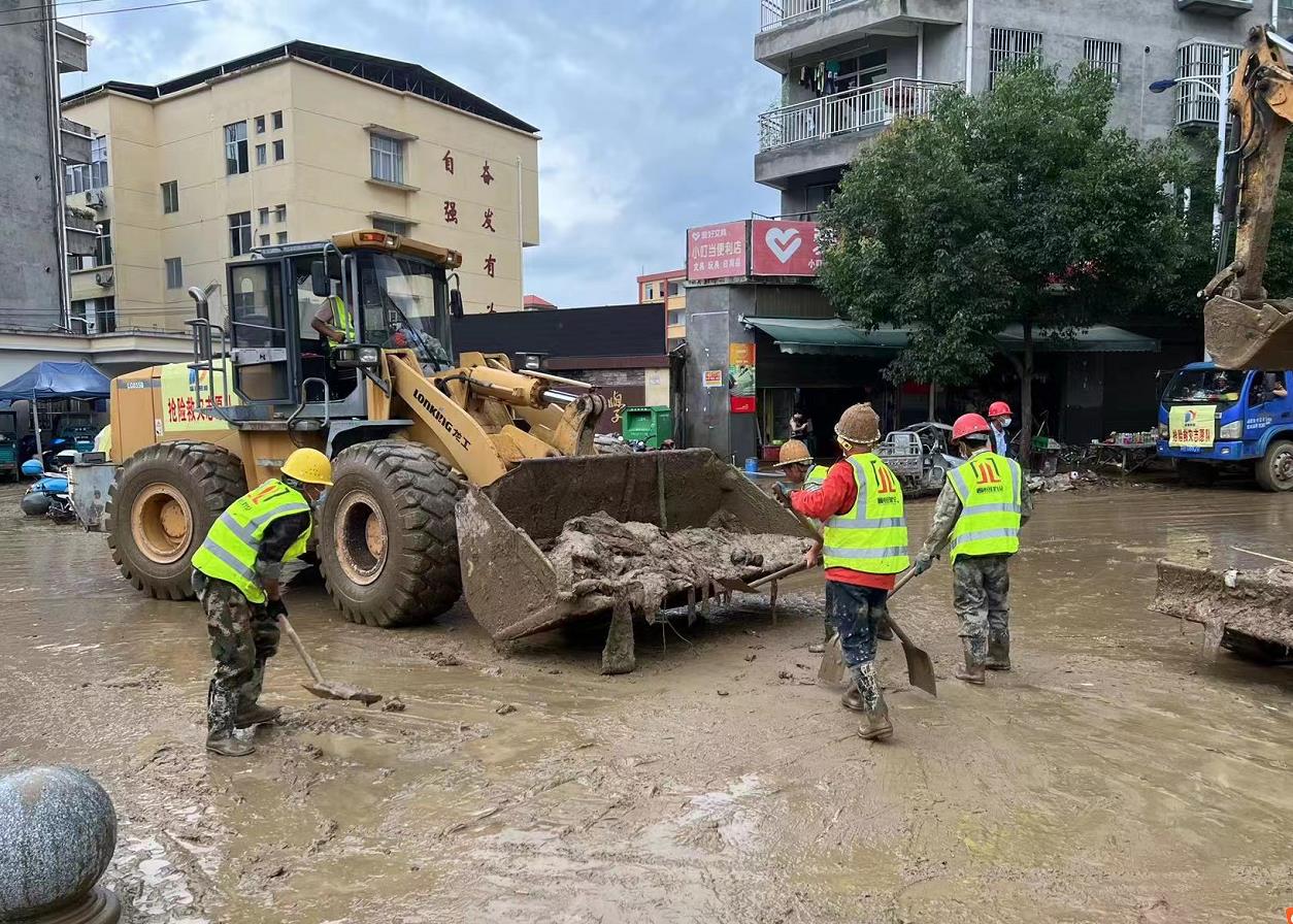 洪災(zāi)過(guò)后，加緊清淤