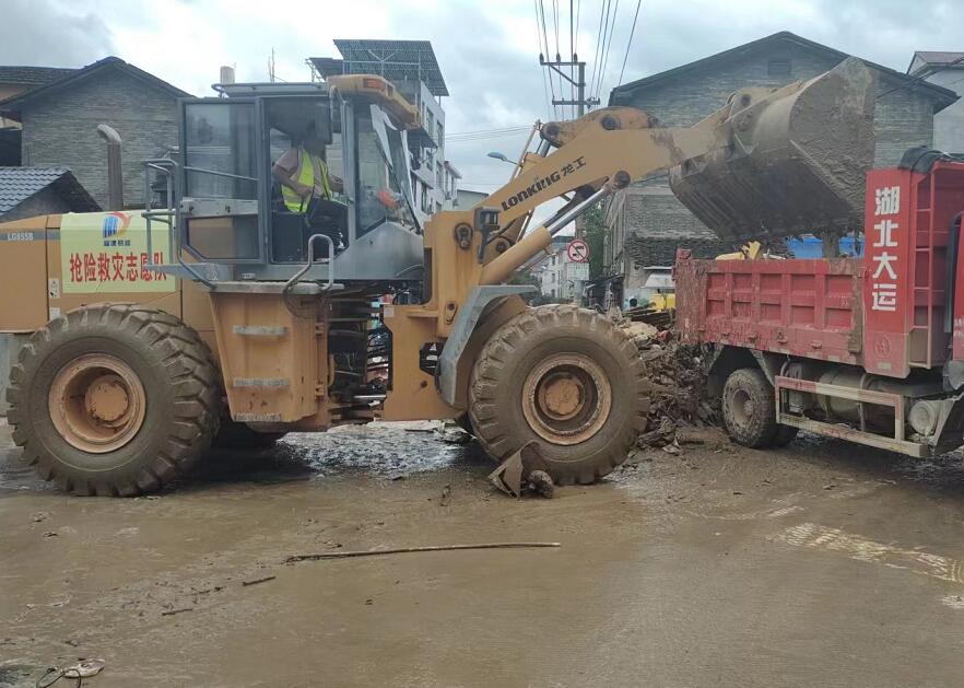 洪災(zāi)過(guò)后，加緊清淤