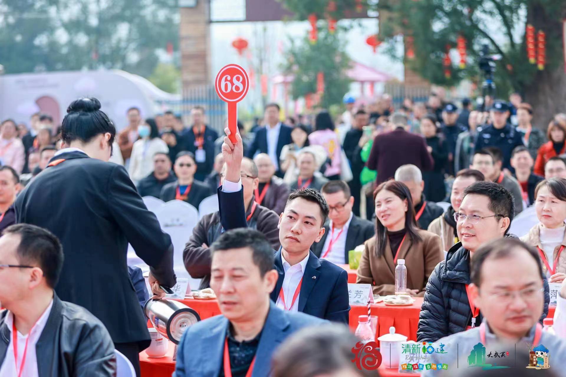 易順建工集團總經(jīng)理李晉恒以高價斬獲“糖王”桂冠，助力萬前村貧困村民