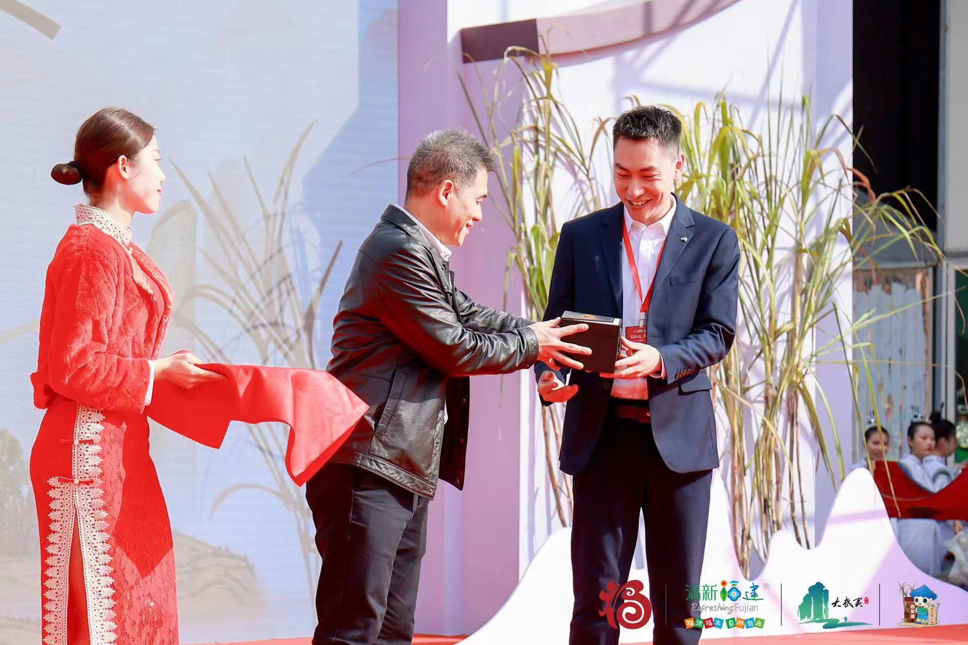 易順建工集團總經(jīng)理李晉恒以高價斬獲“糖王”桂冠，助力萬前村貧困村民