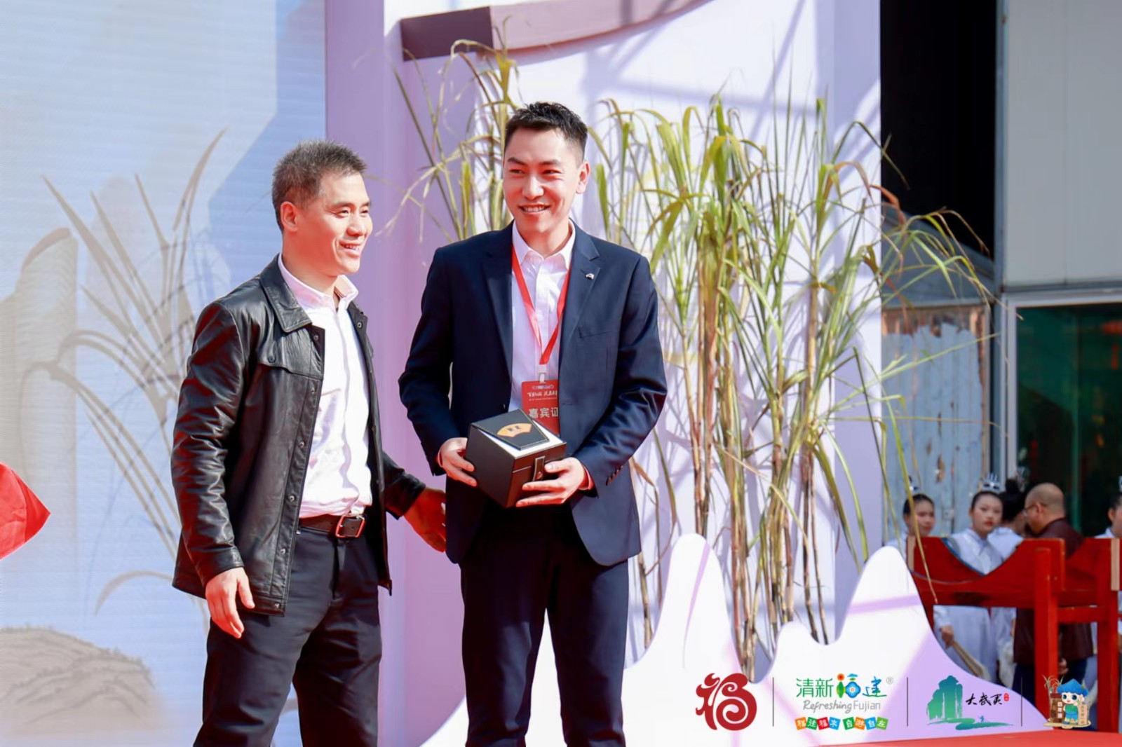 易順建工集團總經(jīng)理李晉恒以高價斬獲“糖王”桂冠，助力萬前村貧困村民