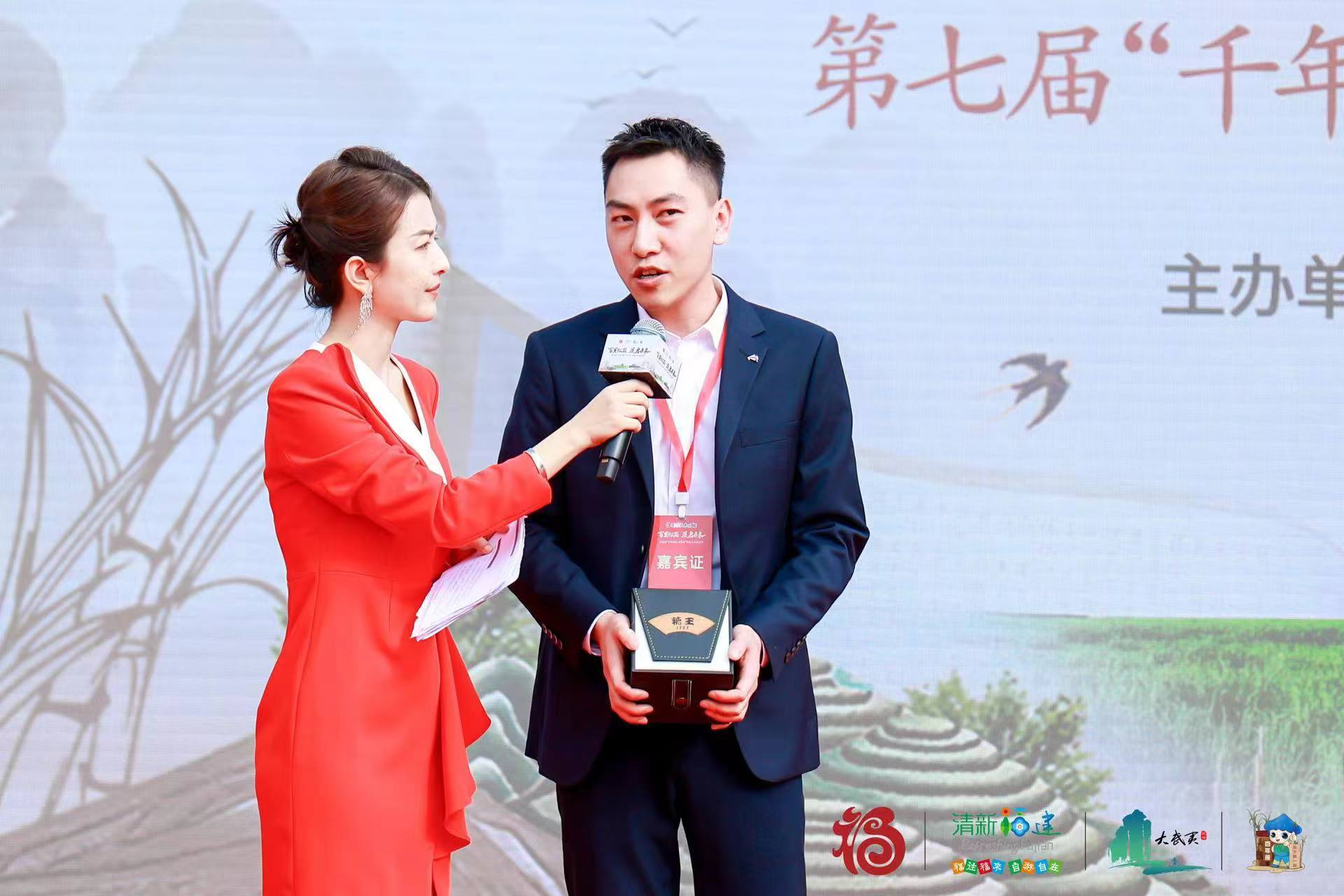 易順建工集團總經(jīng)理李晉恒以高價斬獲“糖王”桂冠，助力萬前村貧困村民