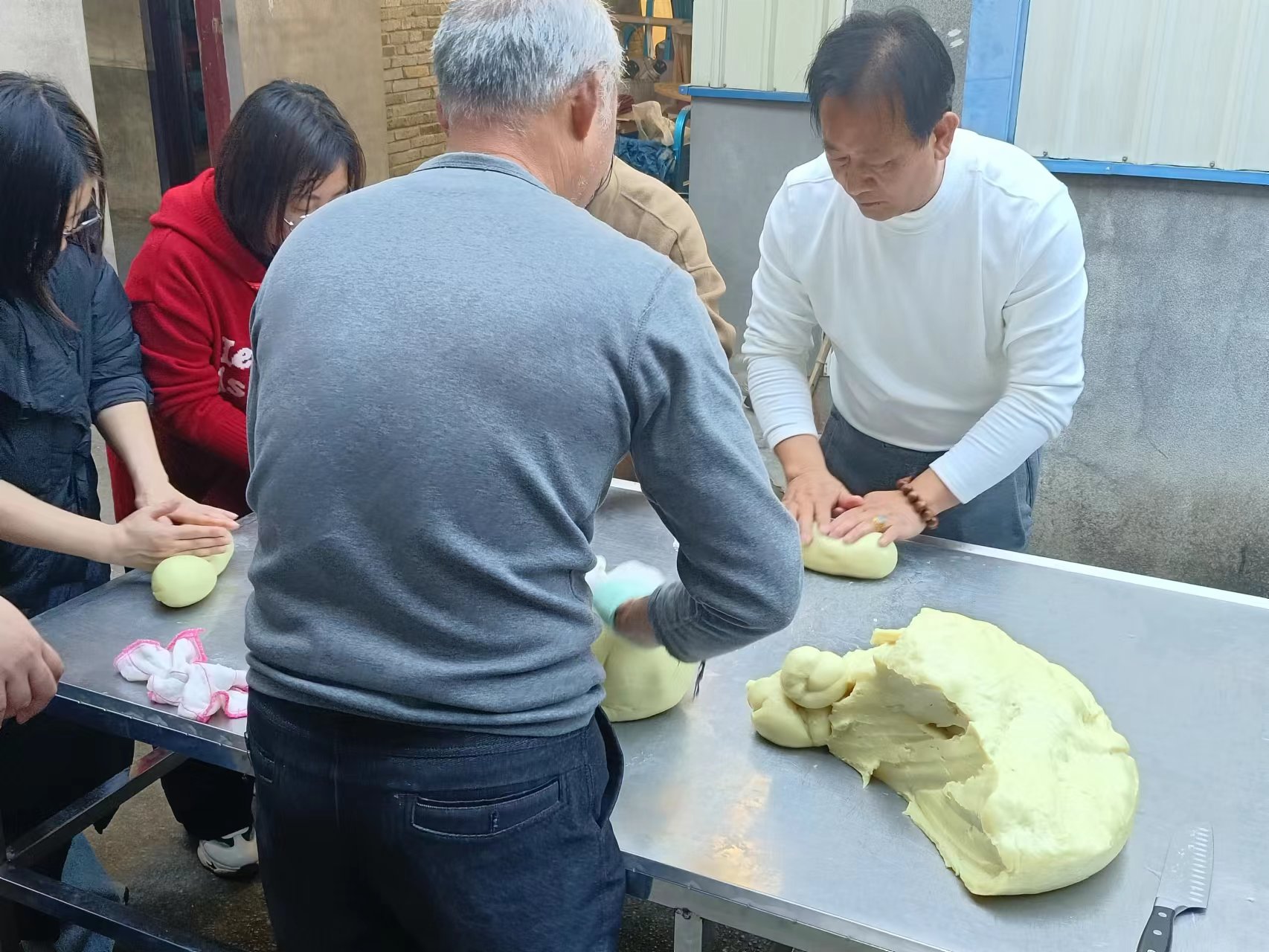 易順建工集團(tuán)：體驗(yàn)黃粿制作，傳承傳統(tǒng)文化