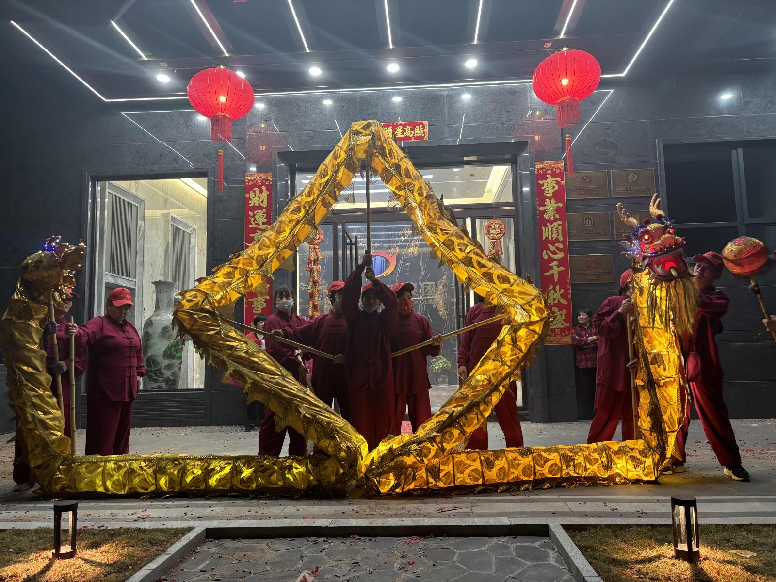 龍舞翩翩，瑞氣盈門！