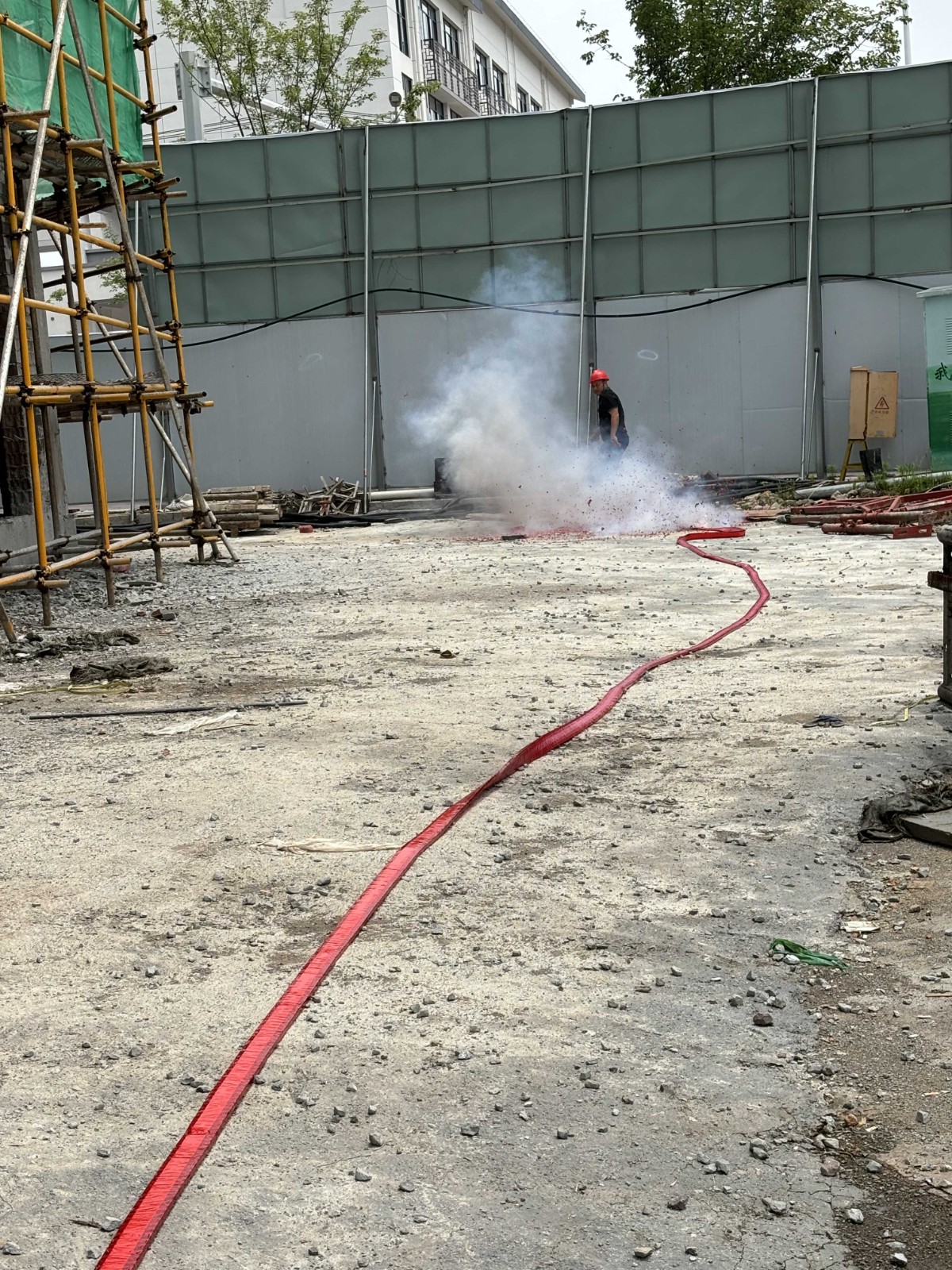 易順建工集團(tuán)有限公司承建的“松溪縣湛盧書(shū)苑商住小區(qū)”工程順利封頂！