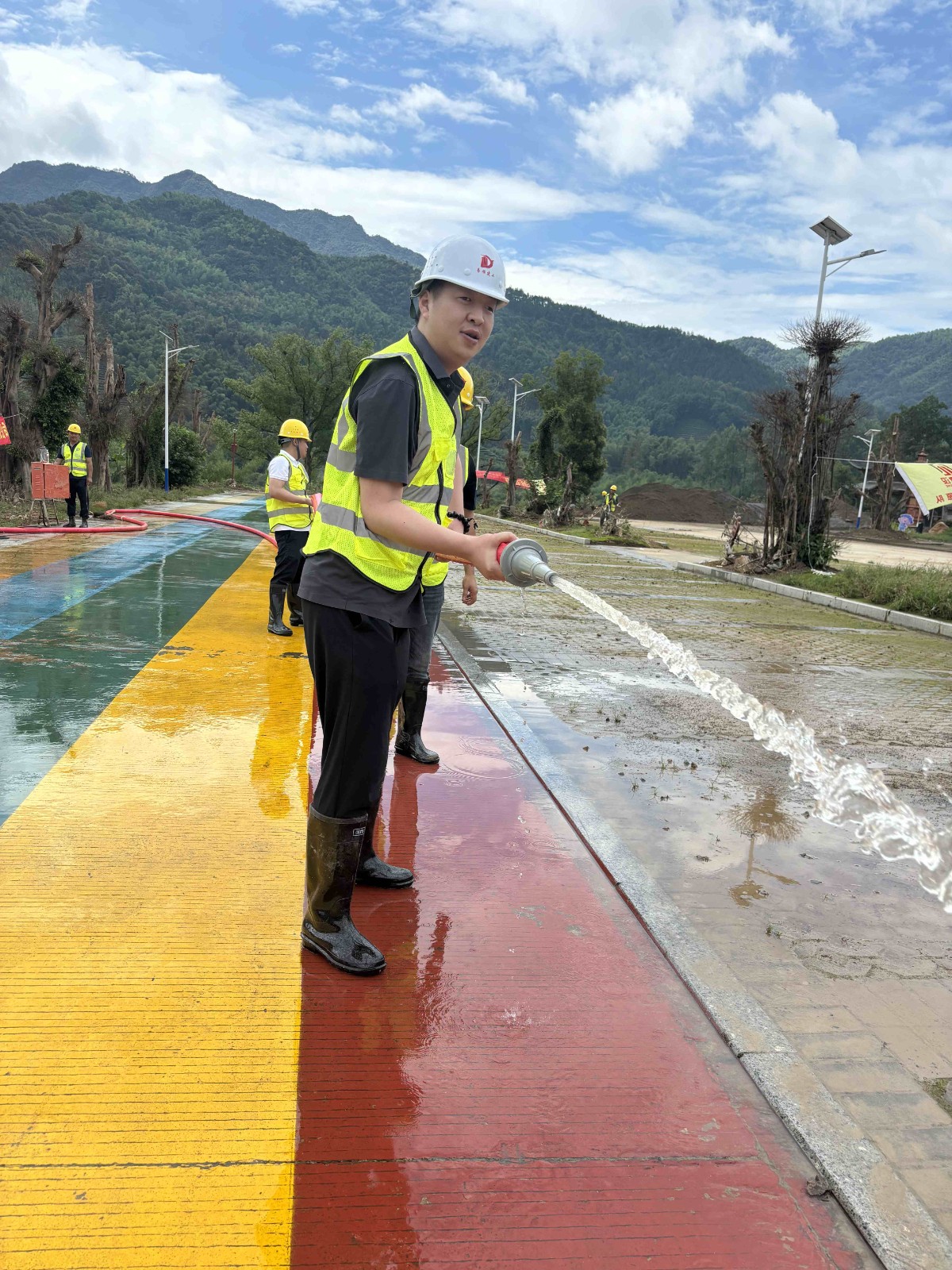 易順建工集團(tuán)有限公司總經(jīng)理李晉恒率領(lǐng)廣東子公司、廈門分公司負(fù)責(zé)人馳援梅口埠 助力災(zāi)后淤泥垃圾清理工作