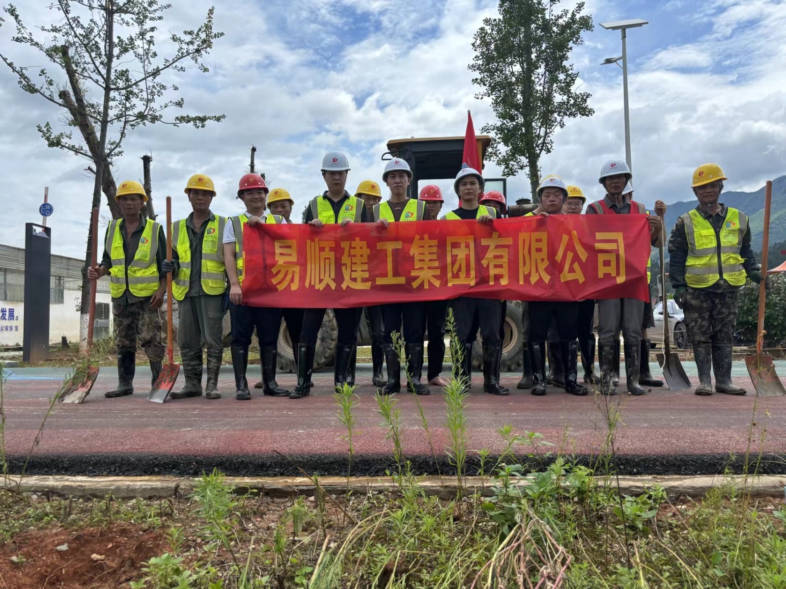 易順建工集團(tuán)有限公司總經(jīng)理李晉恒率領(lǐng)廣東子公司、廈門分公司負(fù)責(zé)人馳援梅口埠 助力災(zāi)后淤泥垃圾清理工作