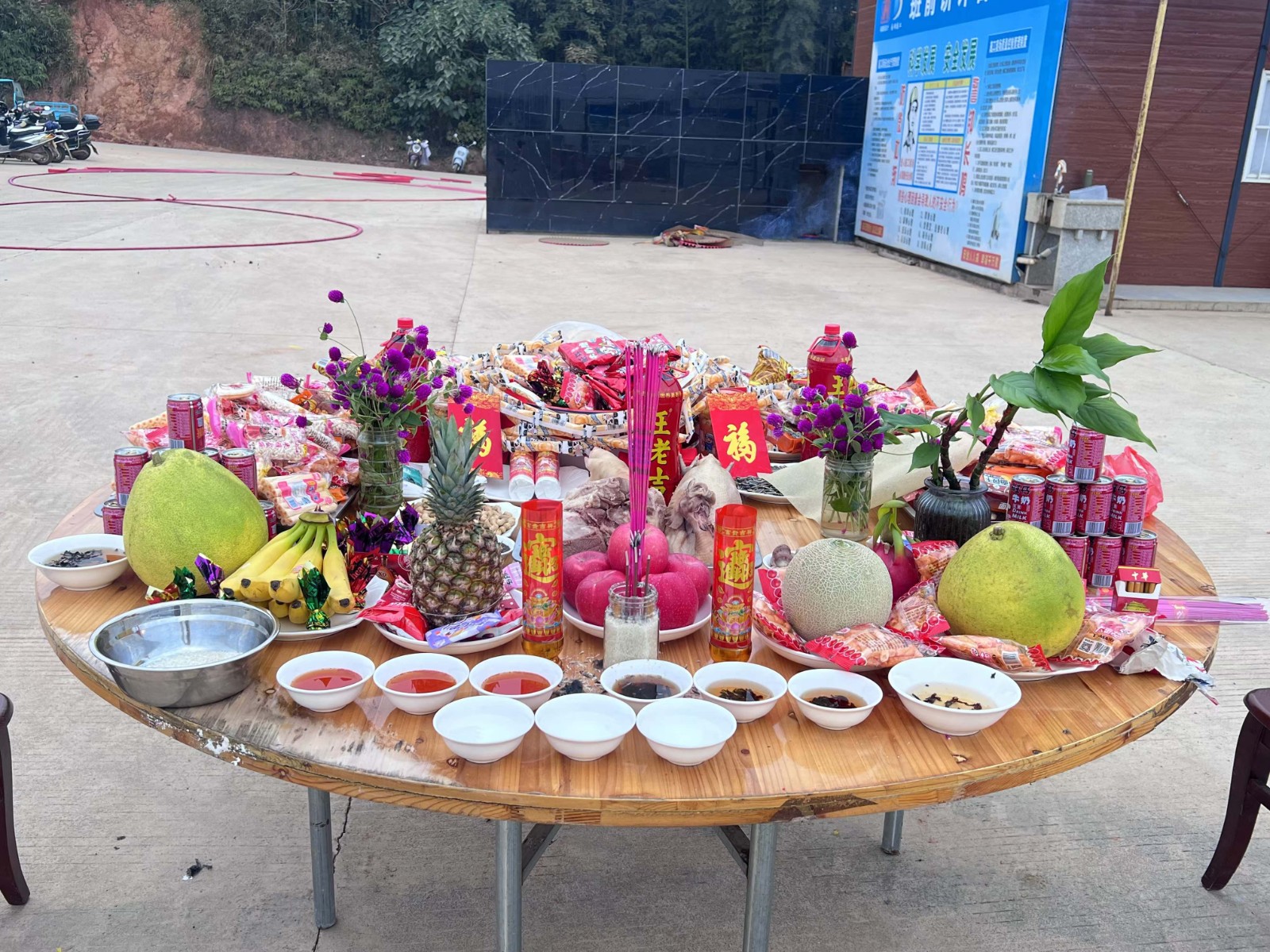 易順建工集團(tuán)有限公司承建的松溪縣三和循環(huán)經(jīng)濟(jì)產(chǎn)業(yè)園標(biāo)準(zhǔn)化廠房和基礎(chǔ)設(shè)施提升項(xiàng)目——標(biāo)準(zhǔn)化廠房建設(shè)項(xiàng)目封頂大吉！