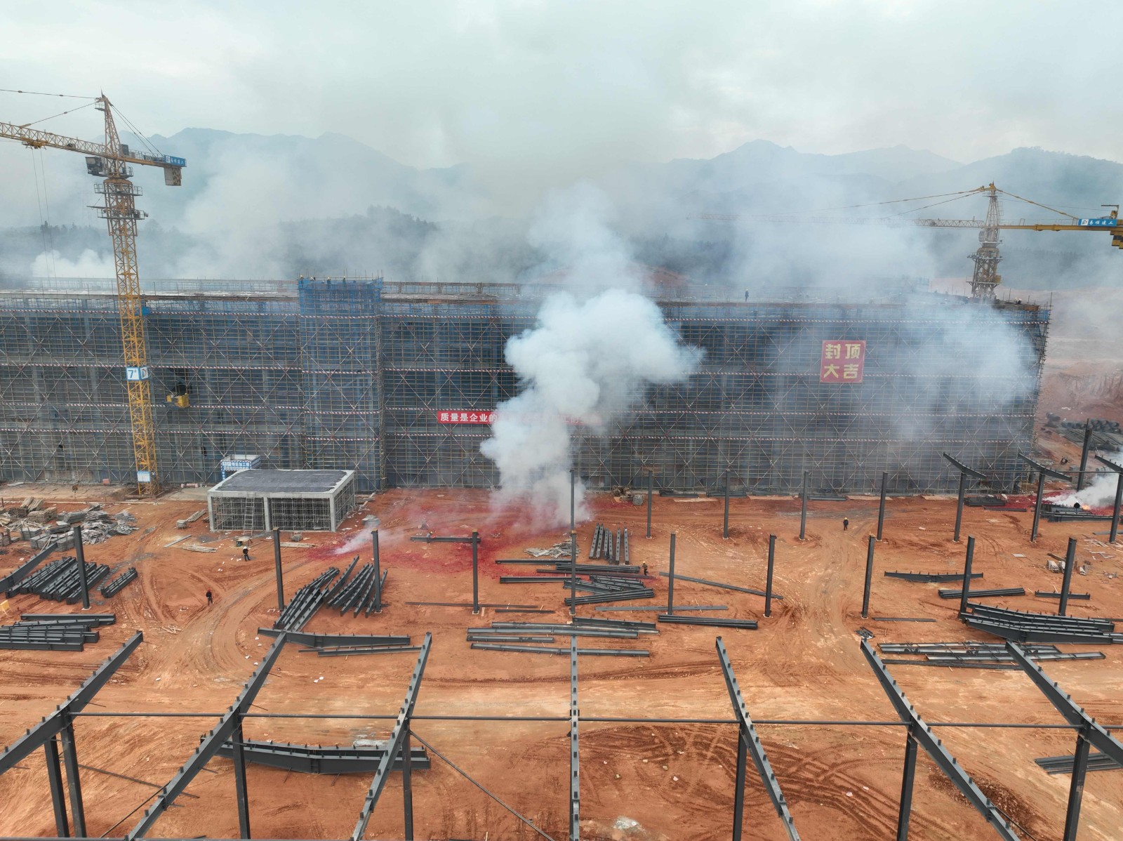 易順建工集團(tuán)有限公司承建的松溪縣三和循環(huán)經(jīng)濟(jì)產(chǎn)業(yè)園標(biāo)準(zhǔn)化廠房和基礎(chǔ)設(shè)施提升項(xiàng)目——標(biāo)準(zhǔn)化廠房建設(shè)項(xiàng)目封頂大吉！