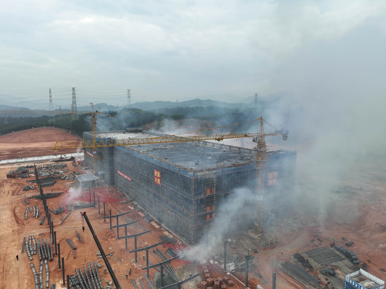 易順建工集團(tuán)有限公司承建的松溪縣三和循環(huán)經(jīng)濟(jì)產(chǎn)業(yè)園標(biāo)準(zhǔn)化廠房和基礎(chǔ)設(shè)施提升項(xiàng)目——標(biāo)準(zhǔn)化廠房建設(shè)項(xiàng)目封頂大吉！