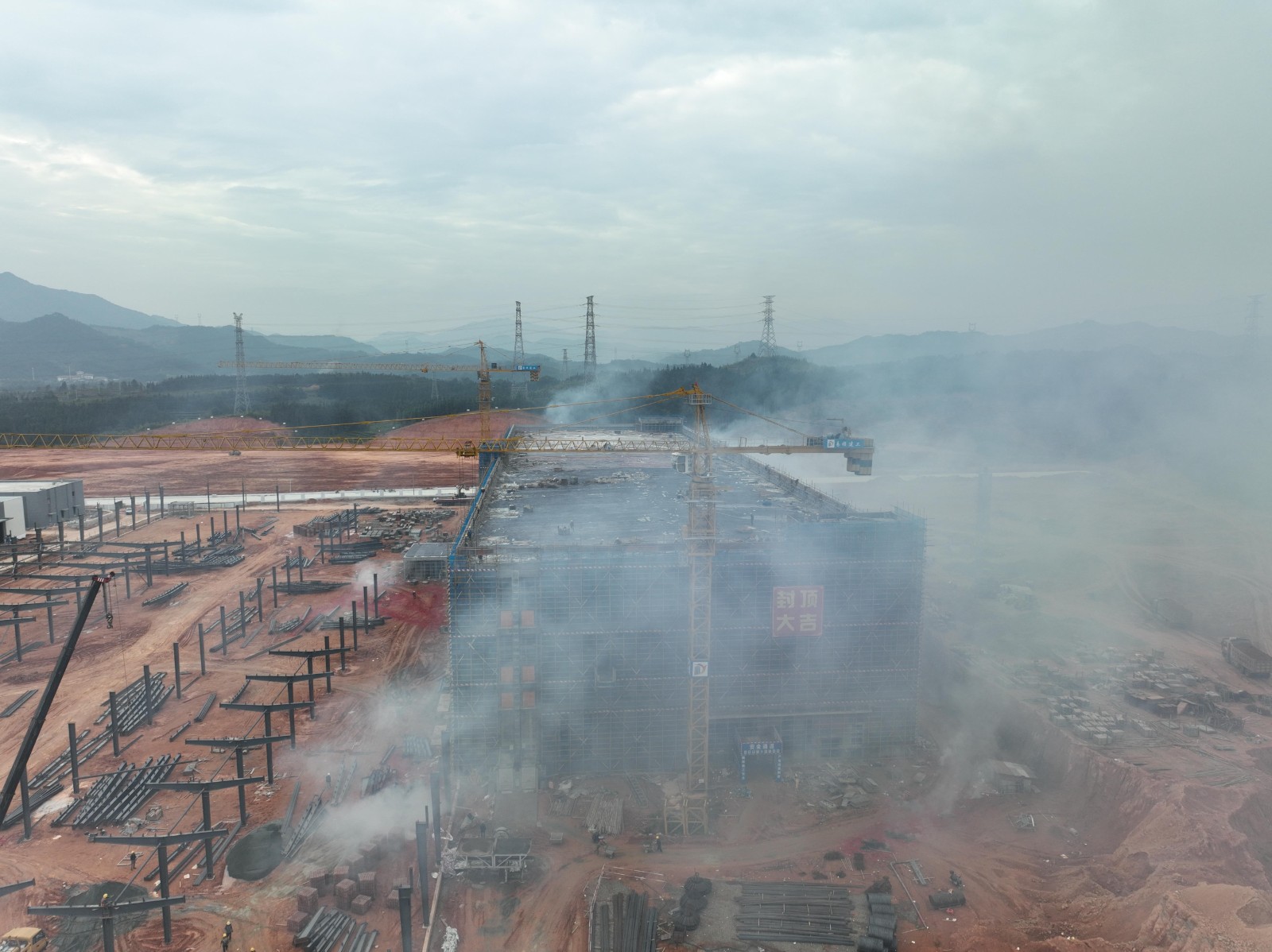 易順建工集團(tuán)有限公司承建的松溪縣三和循環(huán)經(jīng)濟(jì)產(chǎn)業(yè)園標(biāo)準(zhǔn)化廠房和基礎(chǔ)設(shè)施提升項(xiàng)目——標(biāo)準(zhǔn)化廠房建設(shè)項(xiàng)目封頂大吉！