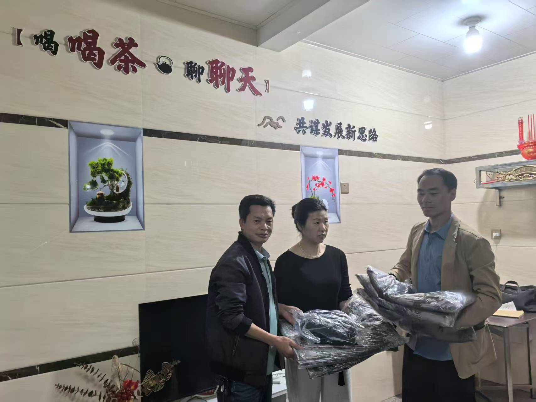 易順建工集團(tuán)有限公司向松源街道錢園橋村捐贈16套迷彩服