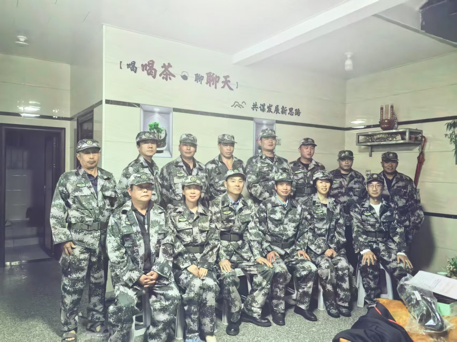 易順建工集團(tuán)有限公司向松源街道錢園橋村捐贈16套迷彩服