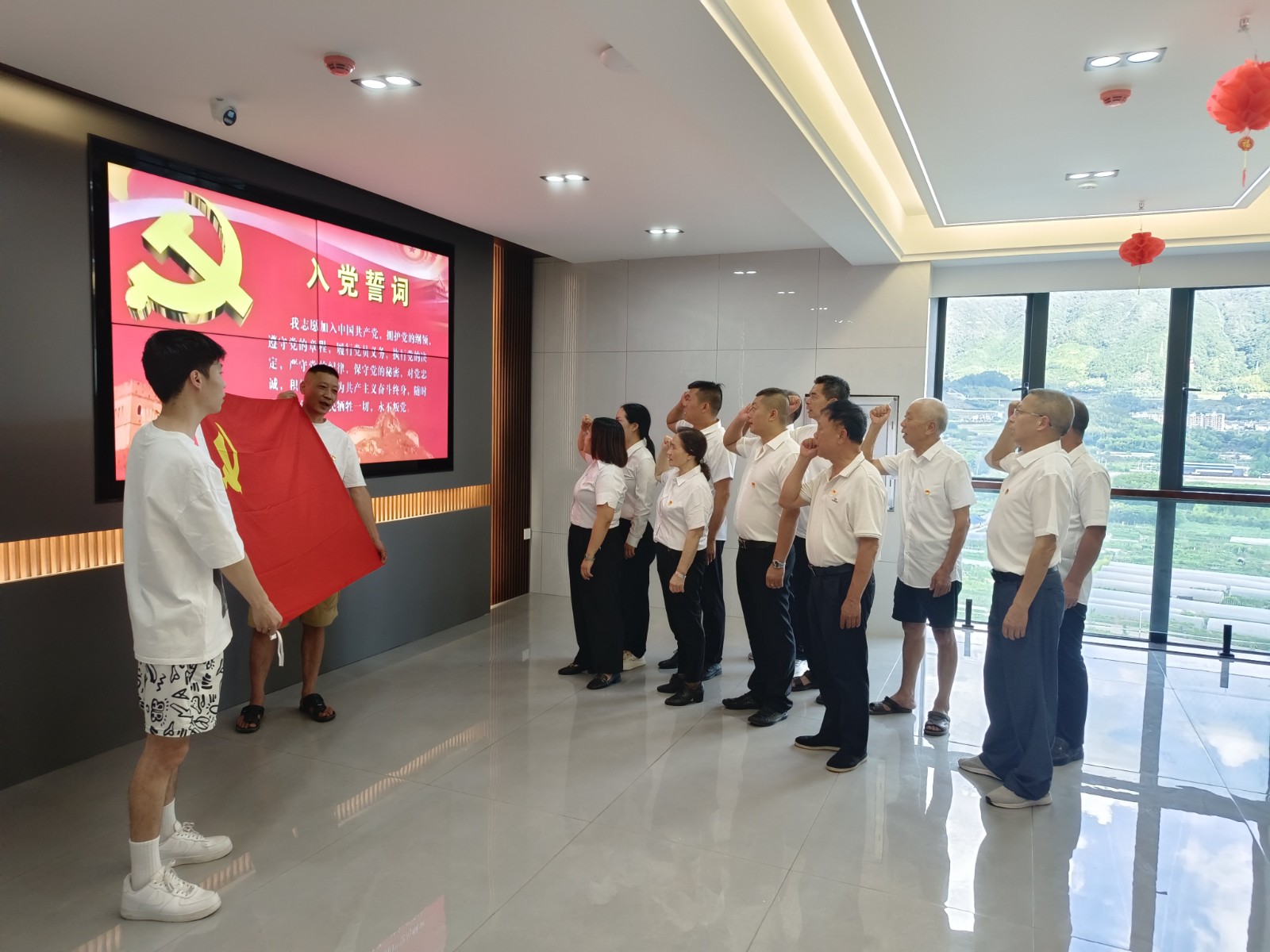 易順建工集團有限公司黨支部召開深入貫徹中央八項規(guī)定精神學習教育會暨“七一”專題黨課