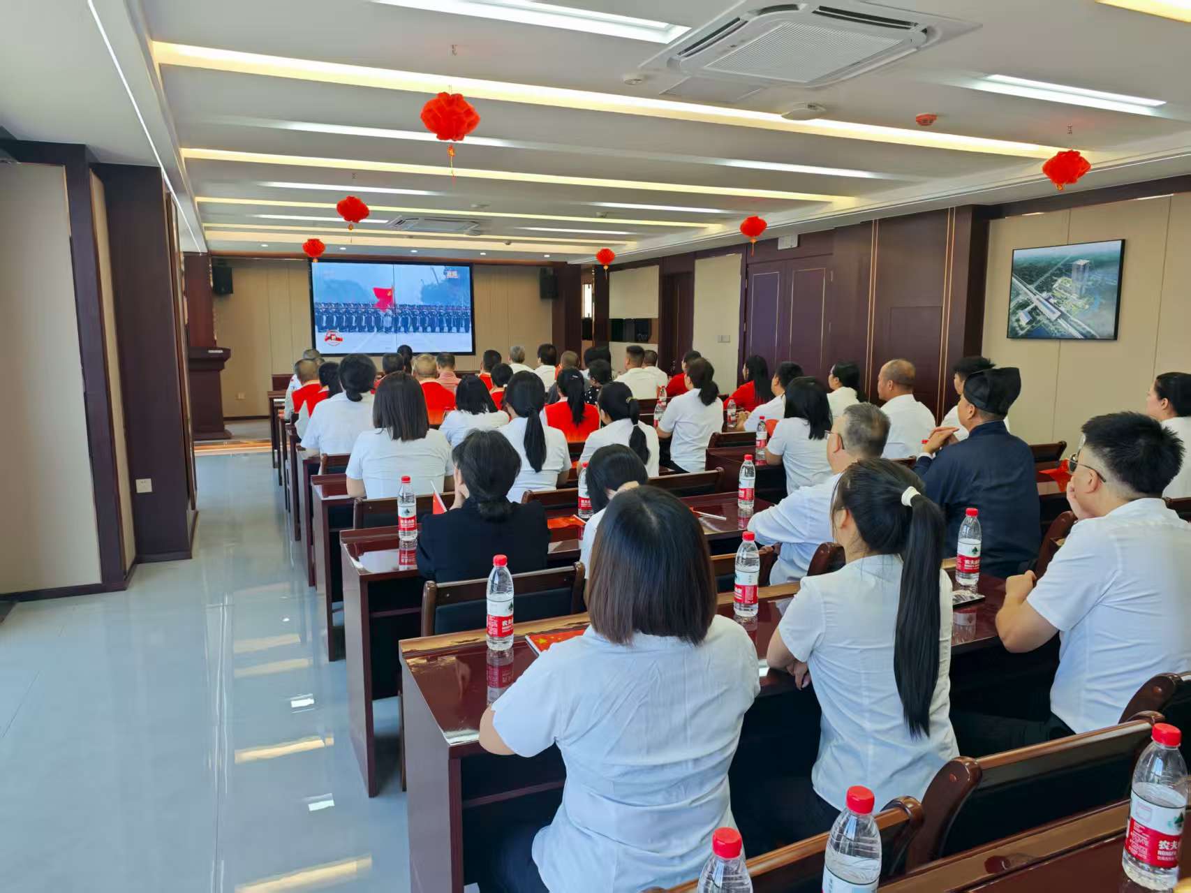 易順建工集團有限公司聯(lián)合松溪縣委統(tǒng)戰(zhàn)部機關集中集中觀看紀念中國人民抗日戰(zhàn)爭暨世界反法西斯戰(zhàn)爭勝利80周年大會